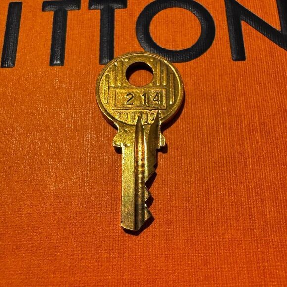 AUTHENTIC VINTAGE LOUIS VUITTON PADLOCK AND KEY - Picture 6 of 11